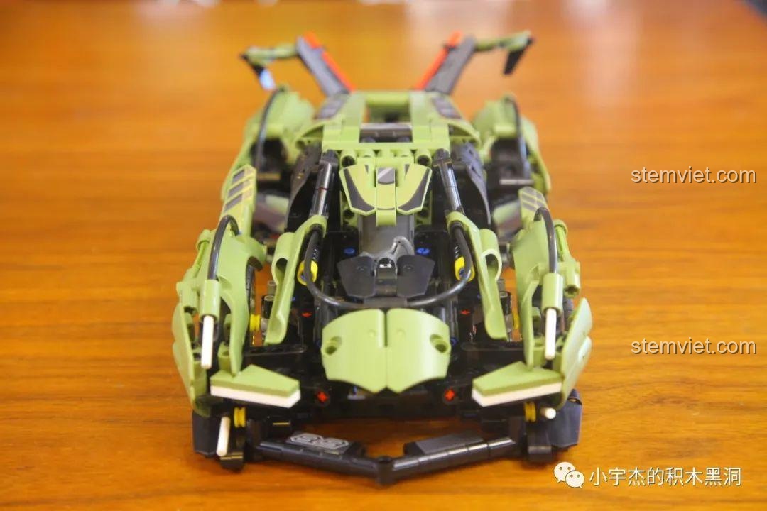 Chi tiết các mảnh ghép phức tạp của mô hình Lamborghini V12 Vision Gran Turismo.