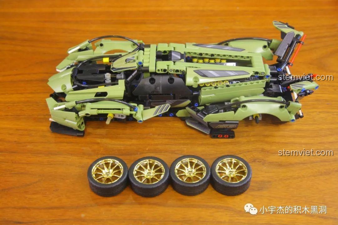 Chi tiết nắp khoang động cơ phía sau có thể mở ra của mô hình Lamborghini V12 Vision Gran Turismo.