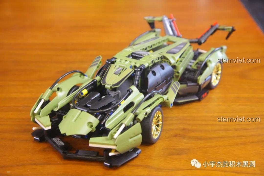 Chi tiết vòm bánh xe với ống mềm trang trí của mô hình Lamborghini V12 Vision Gran Turismo.