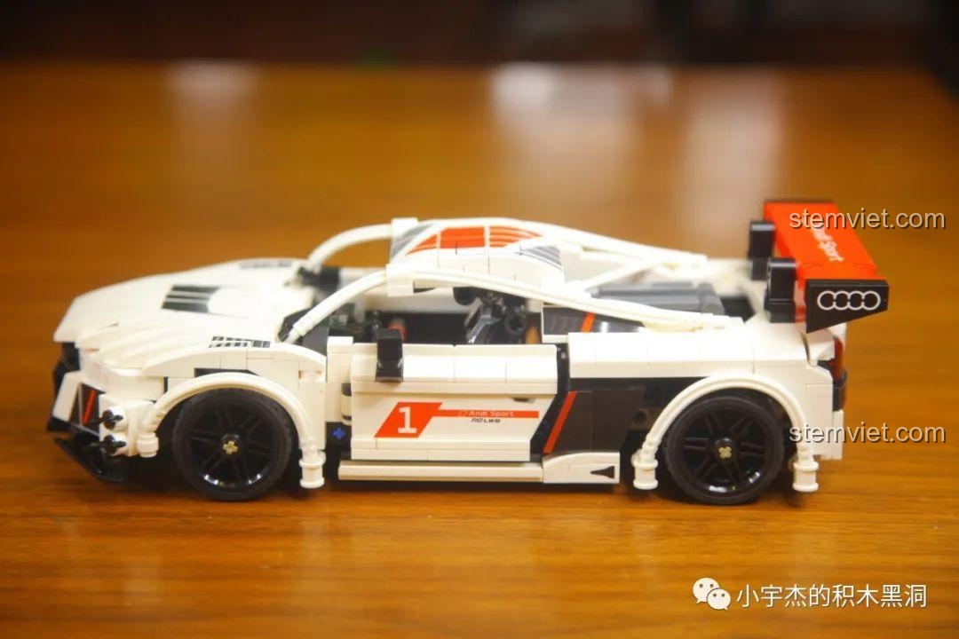 Chi tiết mâm xe màu vàng kim loại của mô hình Lamborghini V12 Vision Gran Turismo.