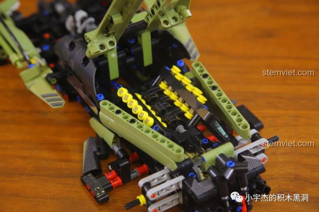 Chi tiết mâm xe màu vàng kim loại của mô hình Lamborghini V12 Vision Gran Turismo.