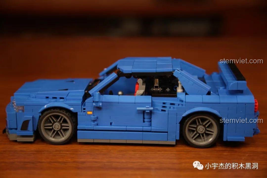 Ba mô hình xe Lamborghini với các màu sắc khác nhau.