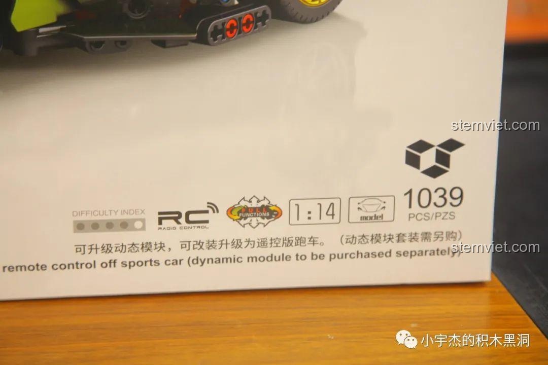 Thông tin trên hộp sản phẩm Jisi 8553 về khả năng nâng cấp điều khiển từ xa (RC) và tỉ lệ 1:14.