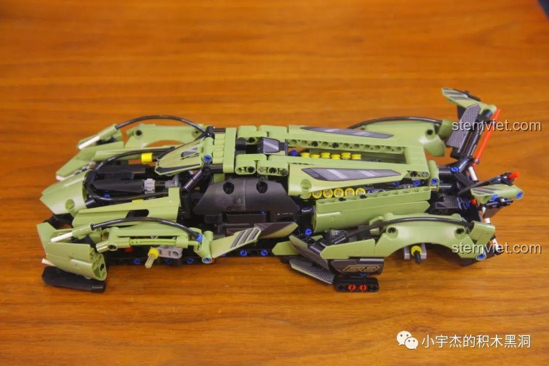 Chi tiết các chốt nhựa màu xanh và đỏ lộ ra ở vòm bánh xe.