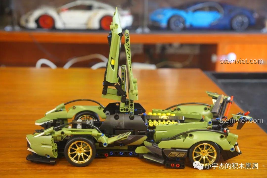 Ba mô hình xe Lamborghini với các màu sắc khác nhau, bao gồm cả chiếc màu xanh lá cây.