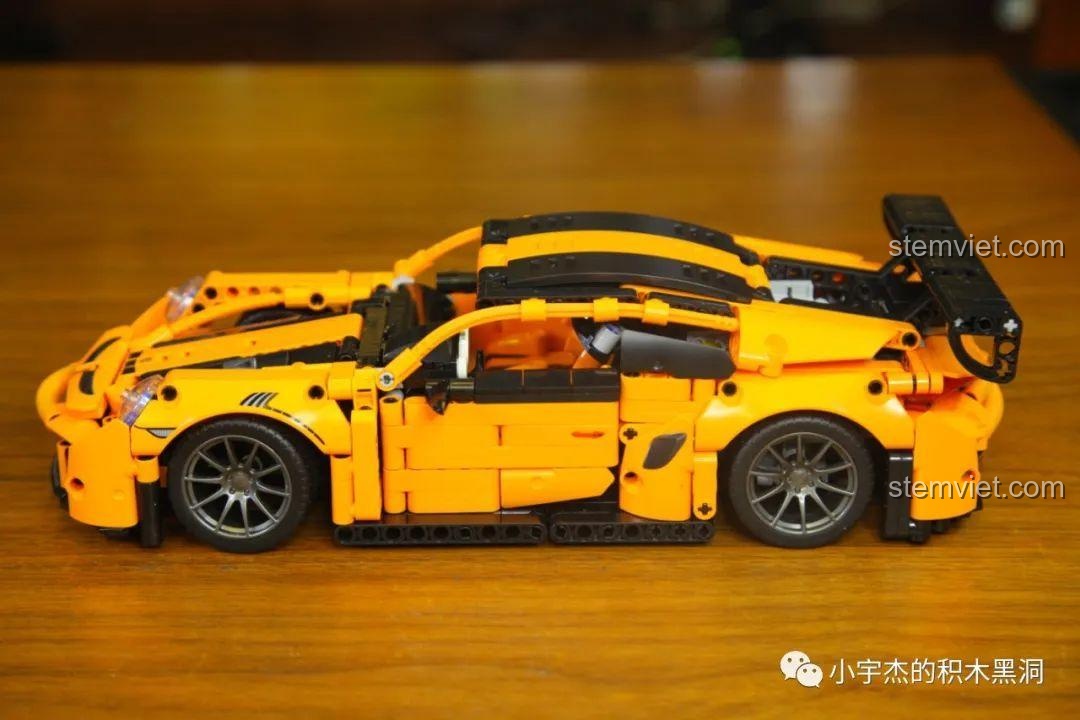 Chi tiết khe gió và đèn LED trên mô hình Lamborghini V12 Vision Gran Turismo.