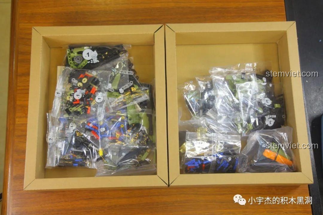 Hai ngăn bên trong hộp sản phẩm Jisi 8553, chứa các túi linh kiện được đóng gói.