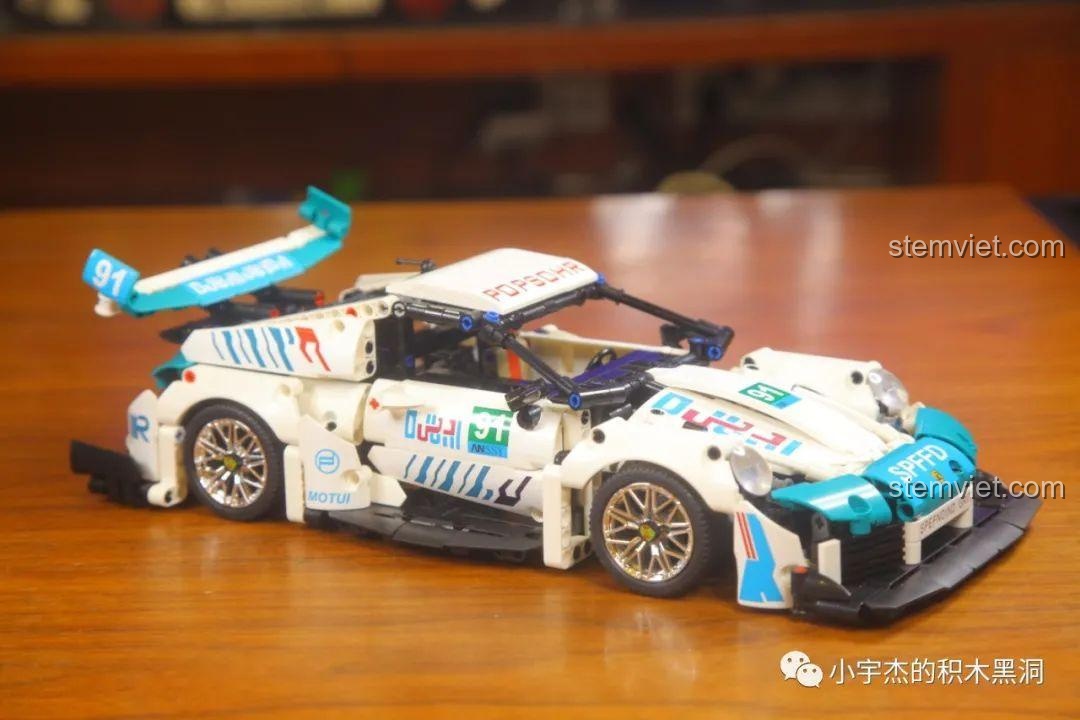 Góc nhìn khác từ bên hông của mô hình Porsche 911 GT3 RS hoàn chỉnh.