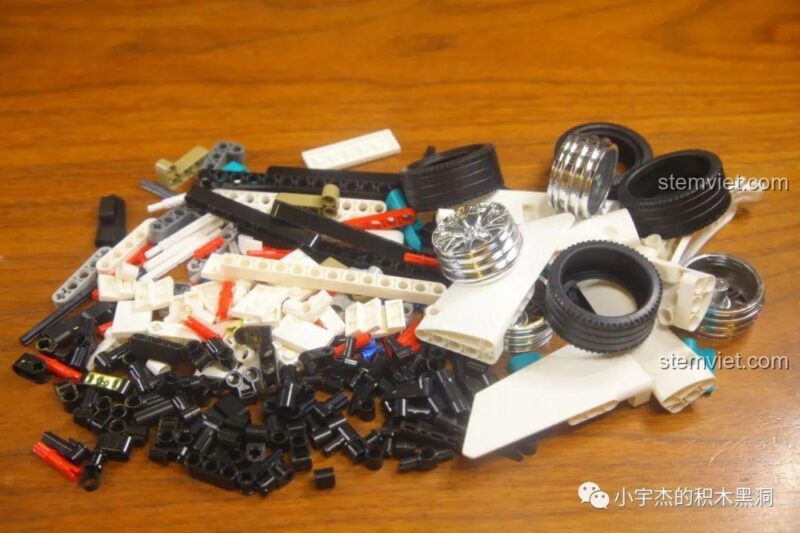 Các mảnh ghép còn lại bao gồm bánh xe, lốp và các chi tiết trang trí.