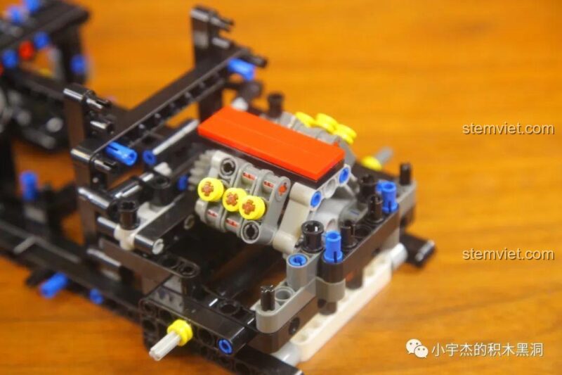 Cận cảnh khối động cơ 6 xi-lanh chi tiết của bộ xếp hình K Box 10214.