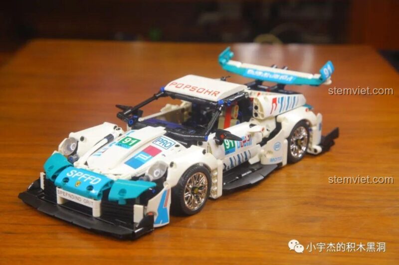 Góc nhìn phía trước của siêu xe Porsche 911 GT3 RS 10214 sau khi dán decal.