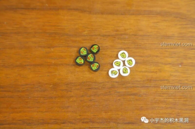 So sánh giữa logo nguyên bản và logo biến thể trong bộ lắp ráp K Box 10214.