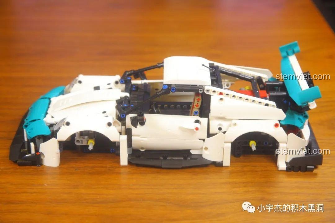 Mô hình xe đua Porsche 911 GT3 RS gần hoàn thiện, chuẩn bị lắp bánh xe.
