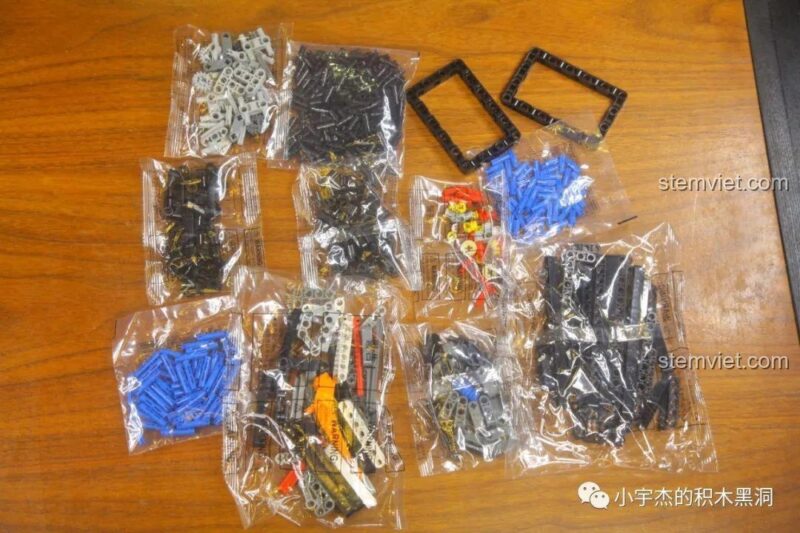 Cận cảnh các túi chi tiết Technic trong bộ đồ chơi mô hình K Box 10214.