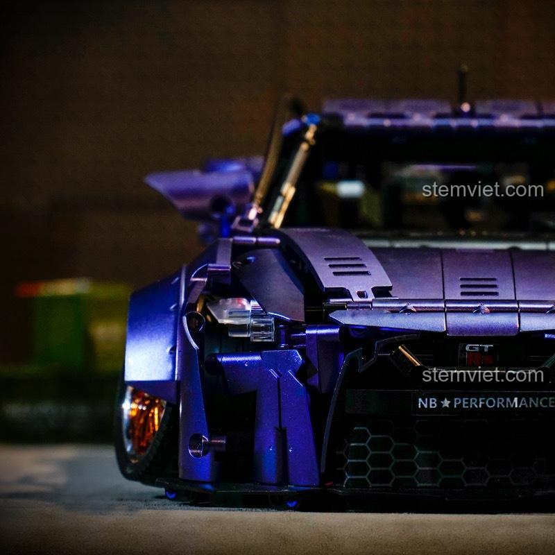 Cận cảnh phần đầu xe K Box 10221 Nissan GT-R với chi tiết lưới tản nhiệt và đèn pha, bộ xếp hình 10221, chất lượng cao.