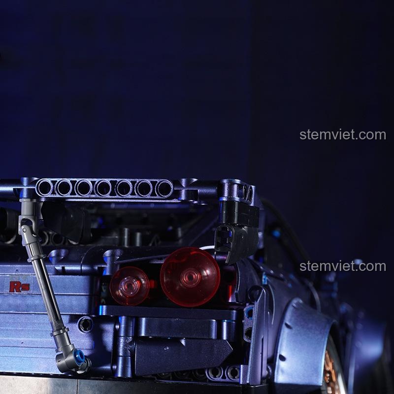 Cận cảnh phần đuôi xe K Box 10221 Nissan GT-R với hệ thống treo và ống xả, bộ xếp hình Mô hình xe Nissan GT-R, chi tiết cao.