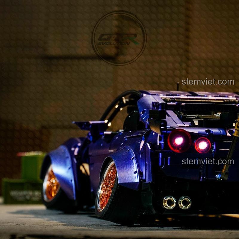 Cận cảnh phần đuôi xe K Box 10221 Nissan GT-R với đèn hậu tròn đặc trưng và ống xả, Nissan GT-R K Box, đáng tiền.