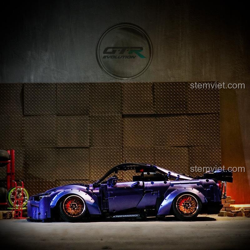 Mô hình K Box 10221 Nissan GT-R tỉ lệ 1:10 góc nghiêng, thể hiện thiết kế widebody và mâm xe mạ điện, đồ chơi lắp ráp Siêu xe Nissan GT-R, phù hợp thanh niên.