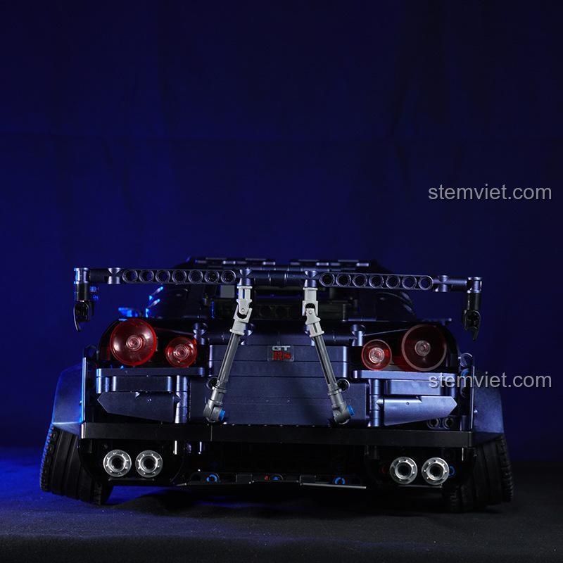 Góc nhìn từ phía sau của mô hình K Box 10221 Nissan GT-R, thể hiện chi tiết ống xả và cánh gió, Xe thể thao Nissan GT-R K Box, quà sinh nhật.