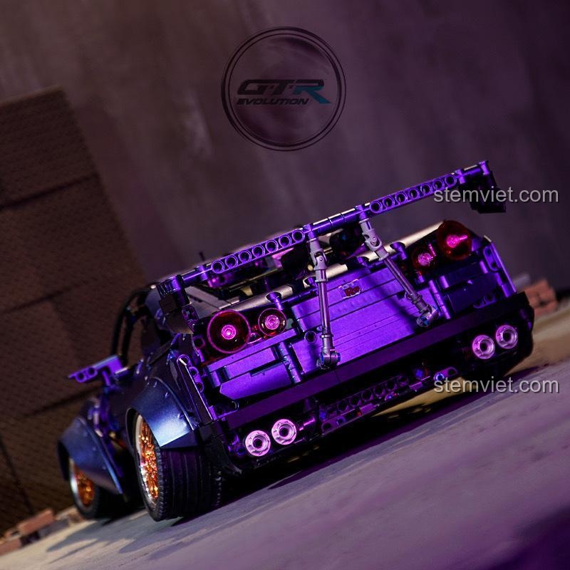 Góc nhìn từ phía sau của mô hình K Box 10221 Nissan GT-R, thể hiện cánh gió lớn và đèn hậu, Xe thể thao Nissan GT-R 10221, quà tặng con trai.