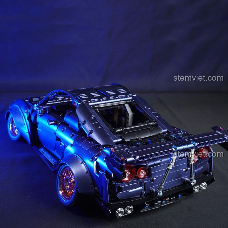 Góc nhìn từ phía sau bên trên của mô hình K Box 10221 Nissan GT-R, thể hiện chi tiết nội thất và cánh gió, đồ chơi mô hình 221, phát triển tư duy.