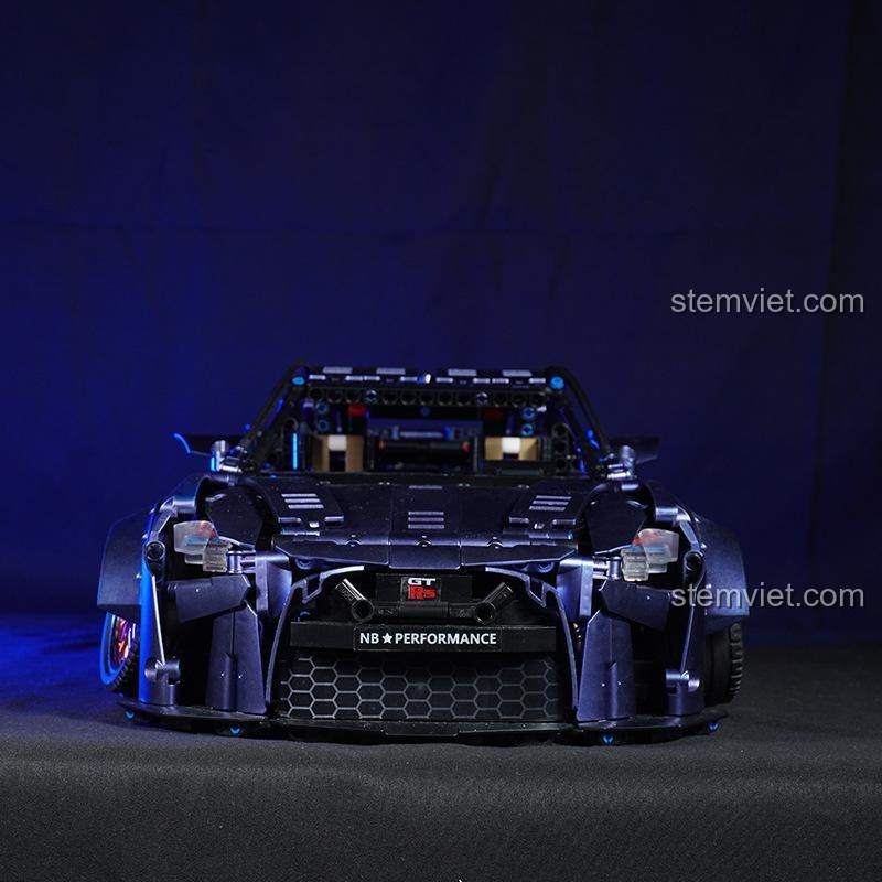 Góc nhìn trực diện từ phía trước của mô hình K Box 10221 Nissan GT-R, thể hiện sự hầm hố của thiết kế widebody, bộ lắp ghép Nissan GT-R Đông Doanh Chiến Thần, cho người lớn.