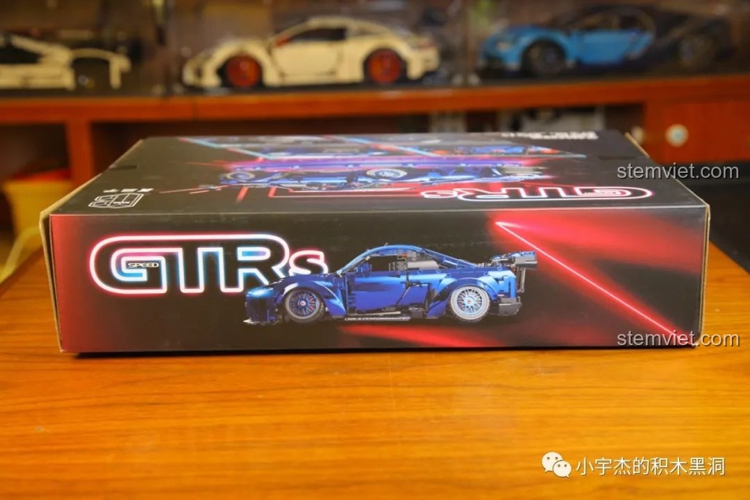 Chi tiết điện mạ màu tím trên mô hình K Box Nissan GT-R 1:10