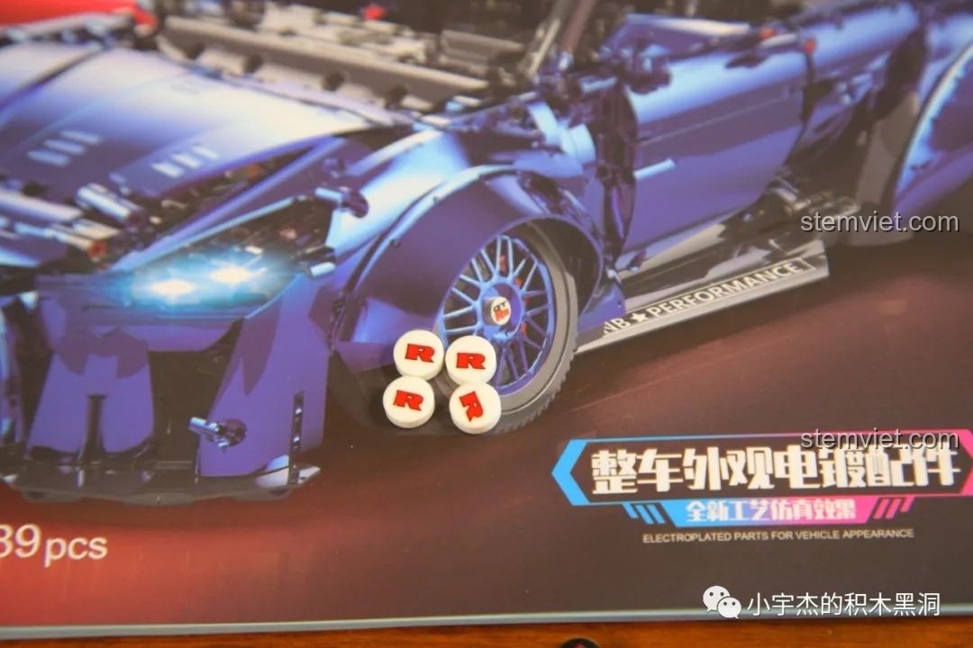 Mâm xe màu cam trên mô hình K Box Nissan GT-R 1:10