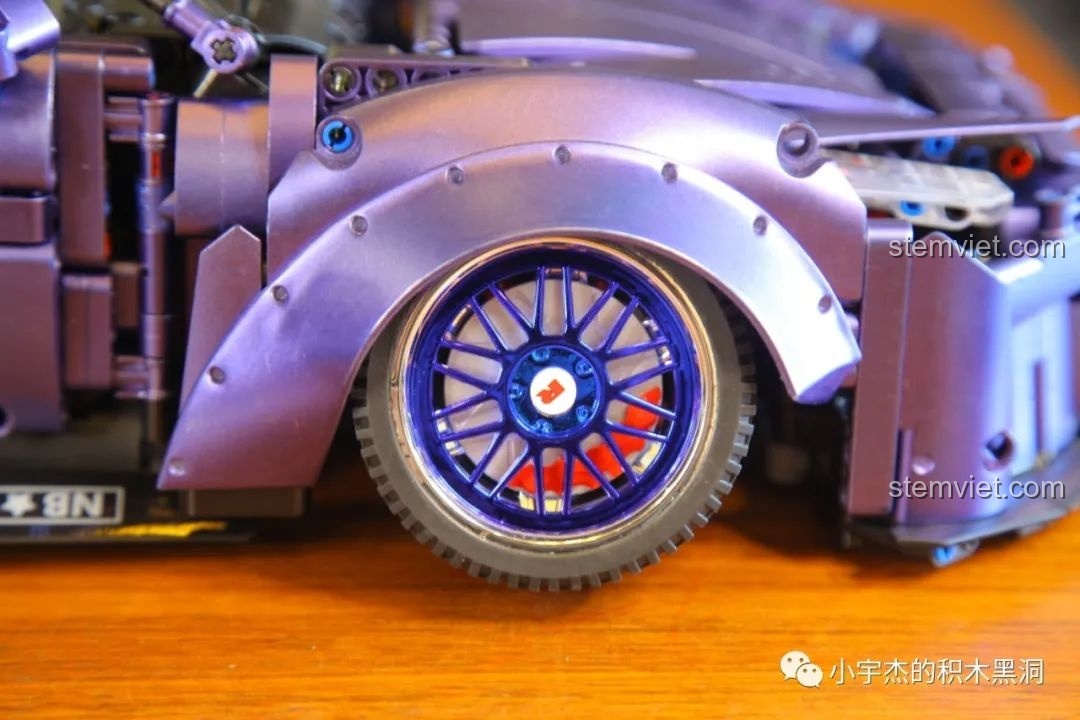 Mô hình K Box Nissan GT-R 1:10 màu tím với mâm xe xanh dương