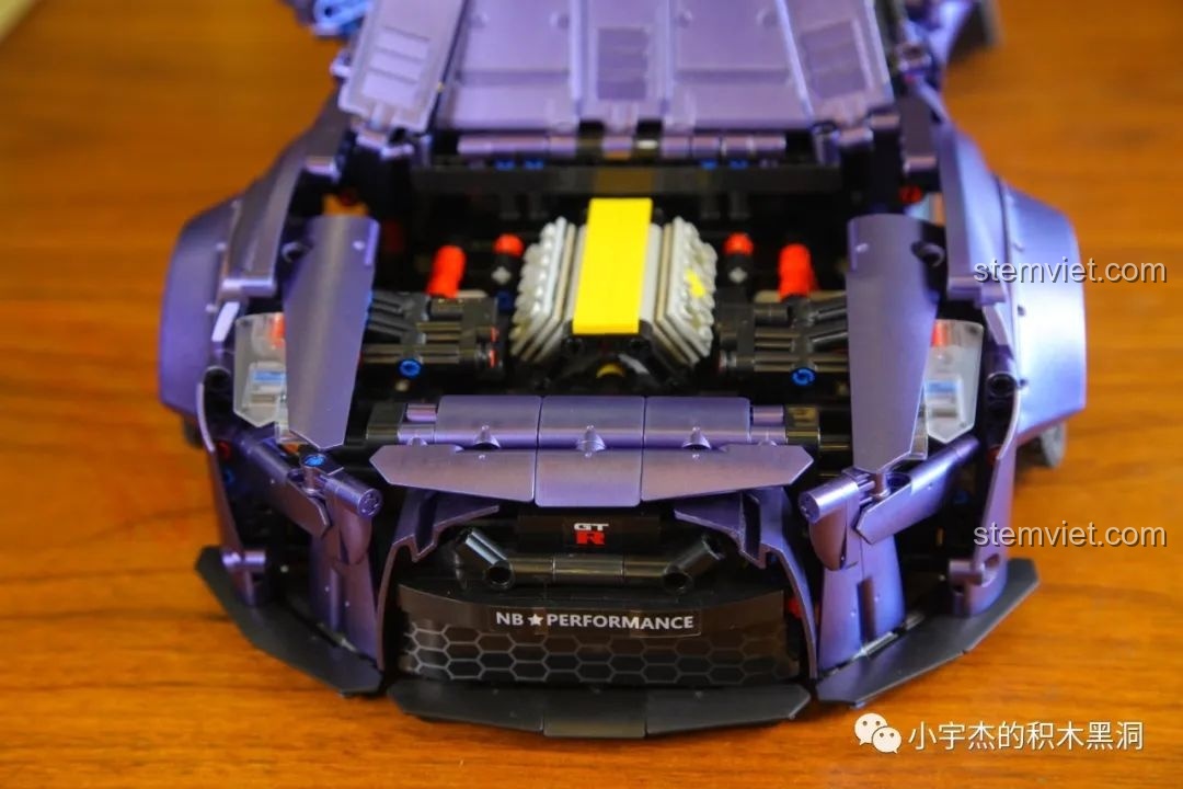 So sánh mô hình K Box Nissan GT-R 1:10 và Porsche 911