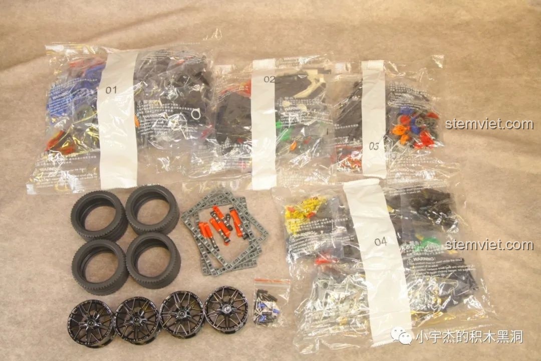 Các túi chi tiết được đánh số, bánh xe và lốp của bộ K Box 10222B Lamborghini Veneno.