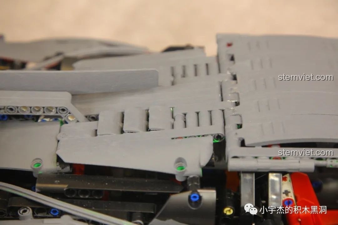 Cận cảnh bề mặt chi tiết của K Box 10222B sau khi sơn lót, tạo độ nhám cần thiết.