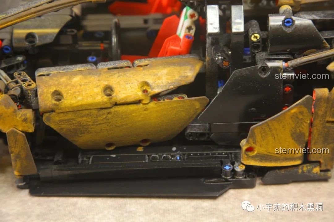 Cận cảnh chi tiết các vệt gỉ sét trên bề mặt mô hình K Box 10222B Lamborghini Veneno.