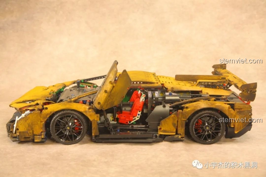 Mô hình K Box 10222B Lamborghini Veneno với cửa cắt kéo đang mở, thể hiện sự linh hoạt.