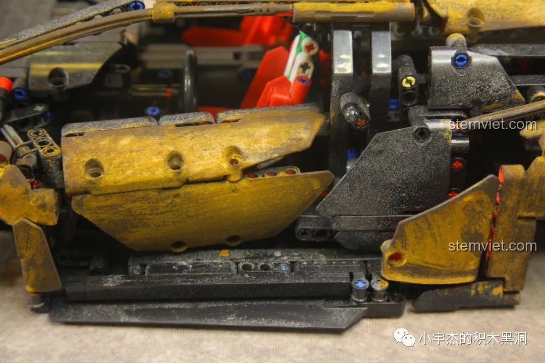 Mô hình K Box 10222B với hiệu ứng gỉ sét màu vàng đã xuất hiện sau khi phun sơn phủ.