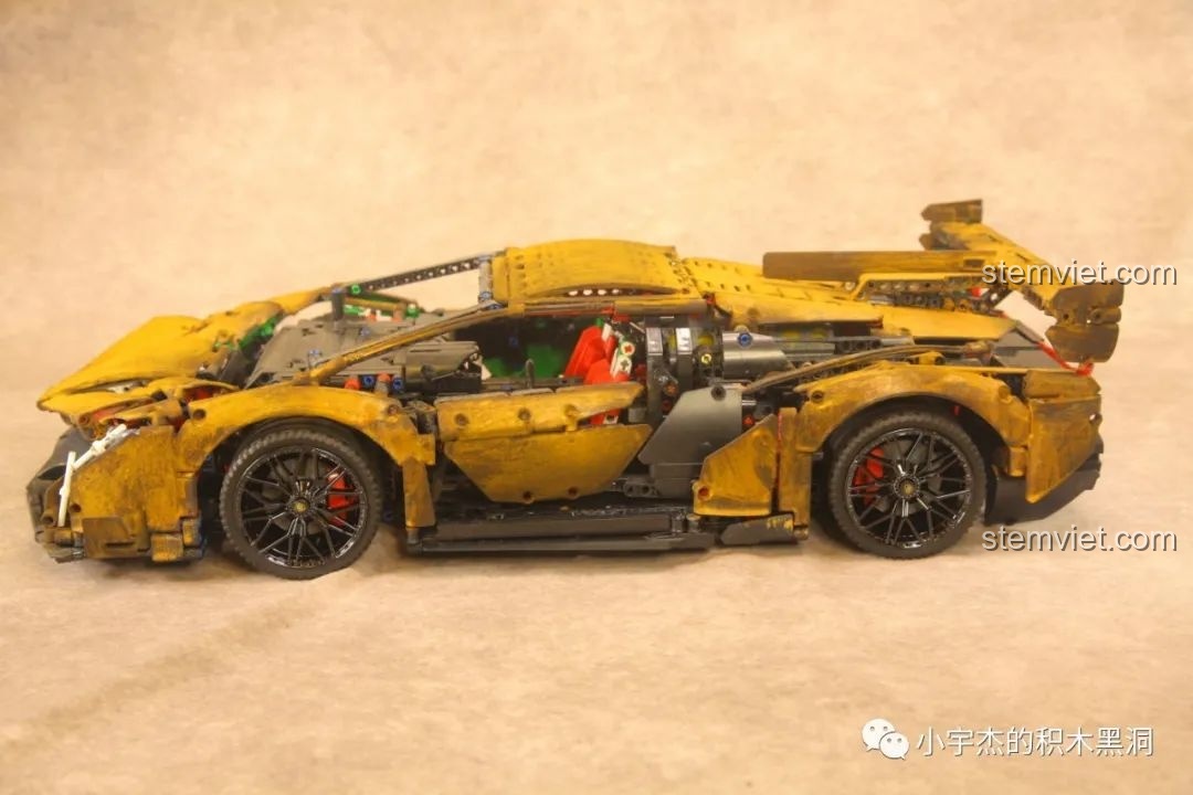 Mô hình K Box 10222B Lamborghini Veneno phiên bản chiến tổn đã hoàn thiện, nhìn từ bên hông.