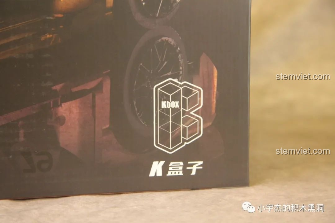 Logo thương hiệu K Box trên vỏ hộp bộ lắp ráp siêu xe thể thao Lamborghini Veneno 10222B.