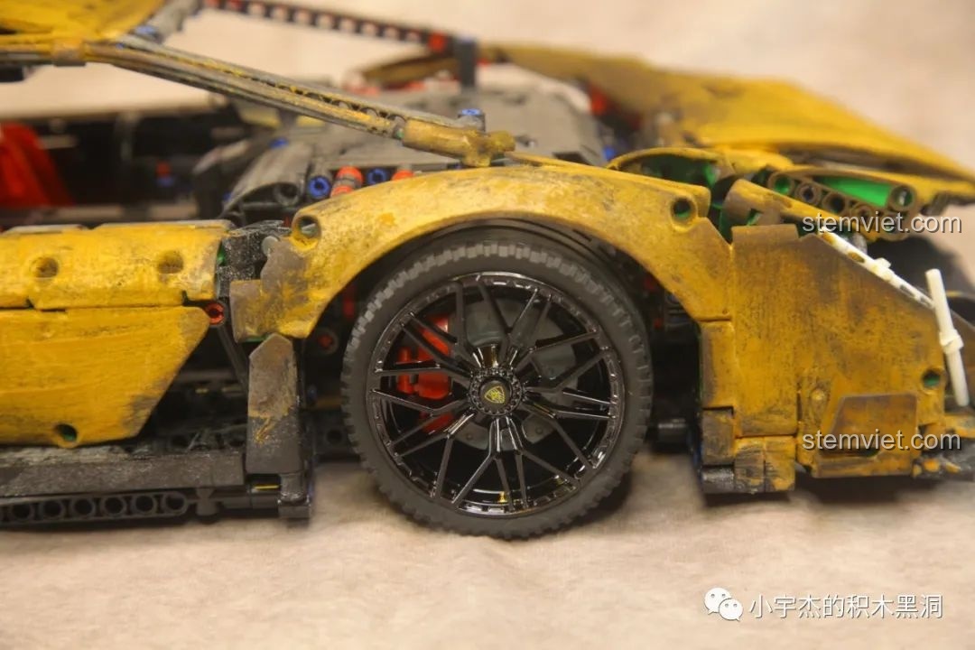 Nắp động cơ của mô hình K Box 10222B được sơn hiệu ứng gỉ sét cả trong lẫn ngoài.