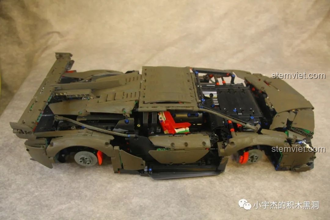 Mô hình K Box 10222B Lamborghini Veneno sau khi phủ lớp sơn lót phản ứng màu đen-nâu.