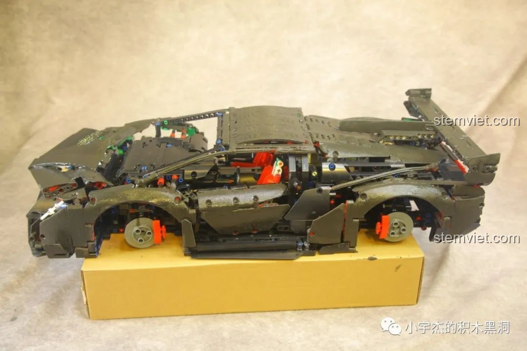 Mô hình K Box 10222B với lớp sơn lót phản ứng đã khô và hơi ngả vàng.