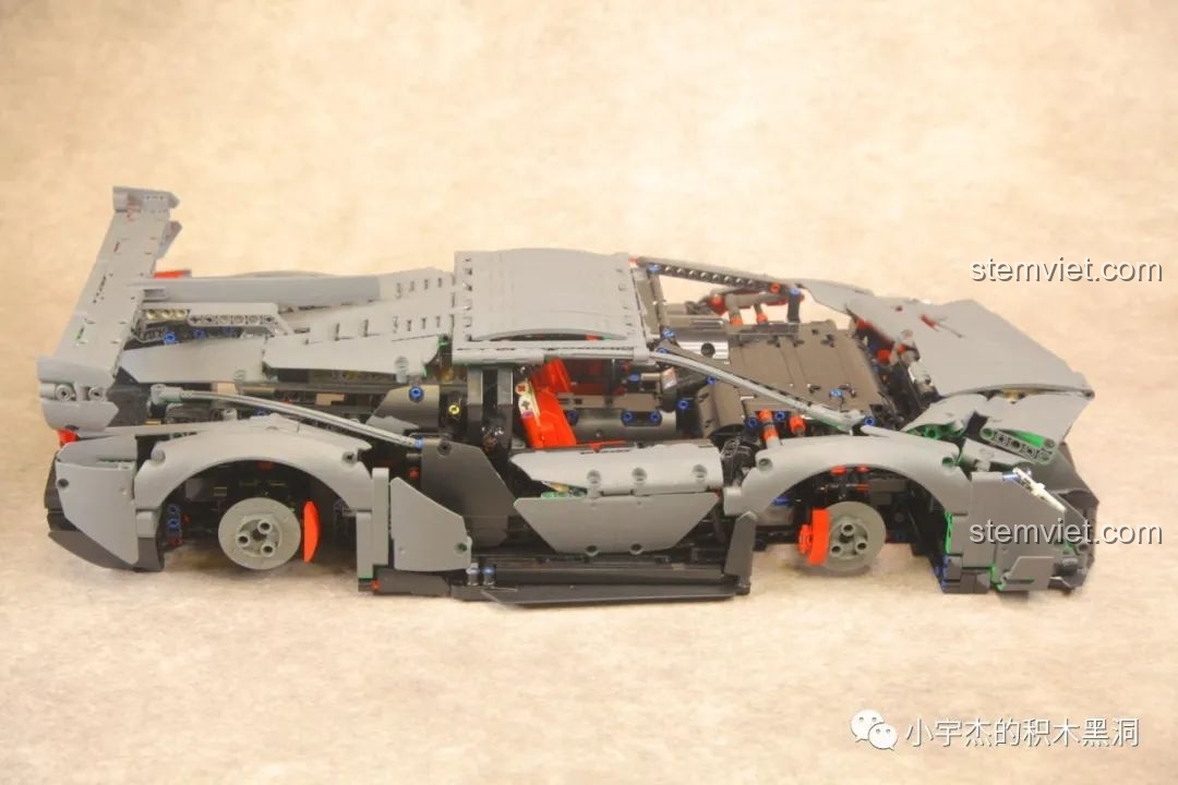 Mô hình K Box 10222B Lamborghini Veneno sau khi được phủ lớp sơn lót màu xám.