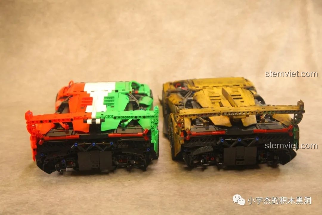 So sánh từ trên cao hai phiên bản K Box 10222 Lamborghini Veneno, thể hiện sự khác biệt rõ rệt.