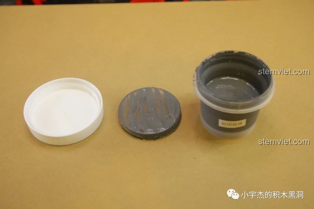 Hộp sơn lót (sealing primer) màu xám đặc cho mô hình K Box 10222B.