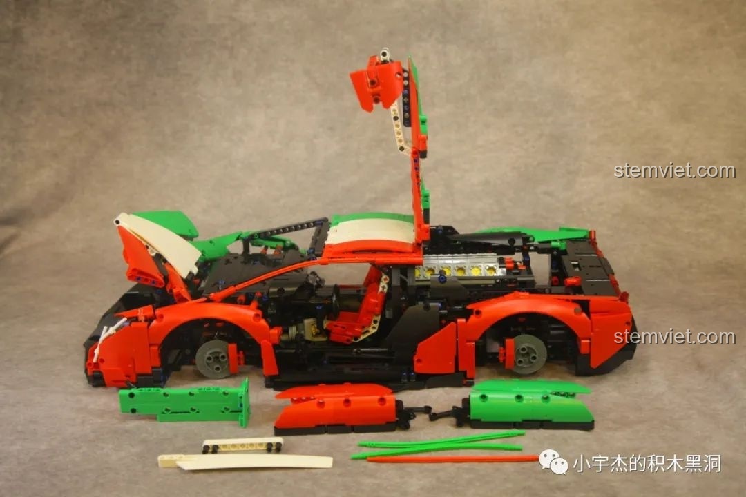 Các chi tiết ngoại thất của mô hình K Box 10222B được tháo rời để chuẩn bị sơn.