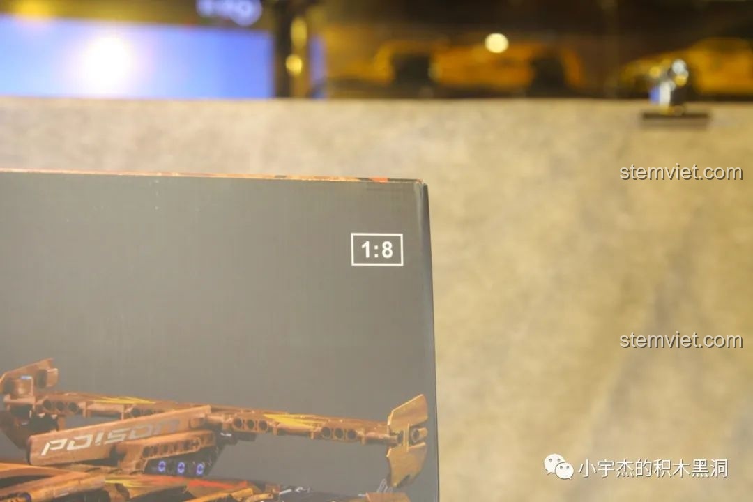 Thông tin tỉ lệ 1:8 của mô hình K Box 10222B Lamborghini Veneno được in trên cạnh hộp.