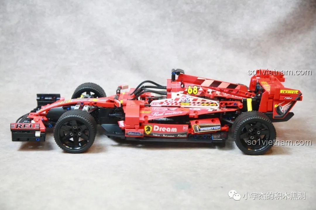 So sánh trực diện hai mẫu xe đua F1 K-Box 10295 (đỏ) và 10296 (xanh).
