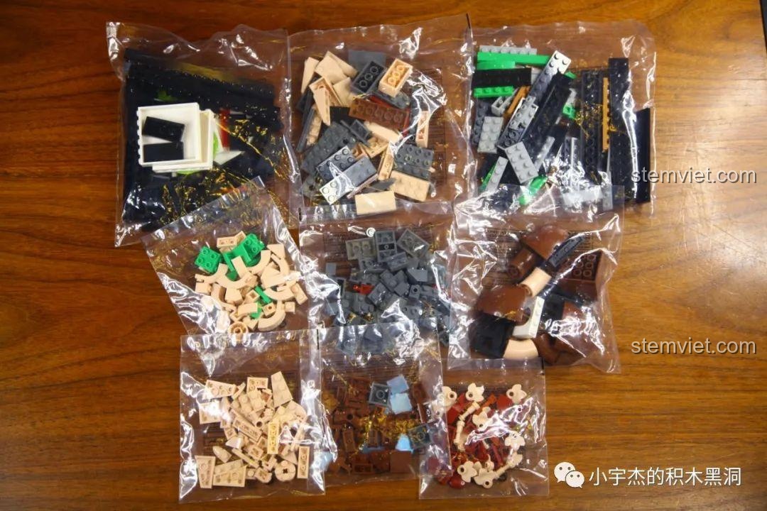 Các túi mảnh ghép được phân loại màu sắc của bộ lắp ghép K Box 10302 Mô hình Teemo, đồ chơi mô hình giúp bé dễ lắp ráp
