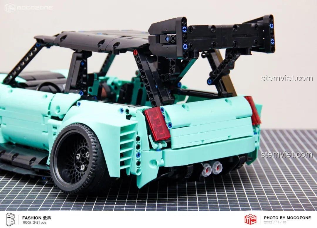 Cận cảnh đuôi xe bộ xếp hình Xe hơi BMW MINI phong cách đường phố với cánh gió lớn.