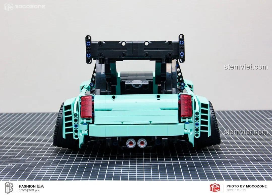 Góc nhìn từ phía sau của xe đua BMW MINI 10505, nổi bật với ống xả đôi.