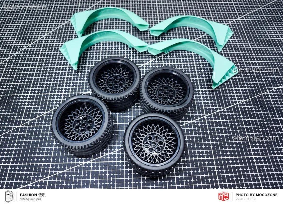 Toàn bộ 2421 chi tiết của bộ lắp ráp Mô hình BMW MINI gầm thấp được đổ ra để chuẩn bị lắp ráp.